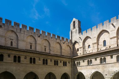 2016:torist Avignon, Fransa-Ağustos 12, Papa'nın Fransa ve Unesco mirası güneşli bir gün boyunca ünlü Hıristiyan landmark Sarayı ziyaret edin