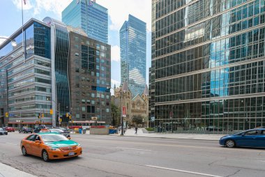 Toronto, Kanada-Ağustos 3, 2015: Toronto kentsel görünümünü güneşli bir gün birinden şehrin merkezi sokak boyunca