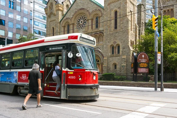 Toronto, Kanada-Ağustos 3, 2015:People seyahat bir bulutlu gün boyunca şehir Toronto toplu ulaşım üzerinde.