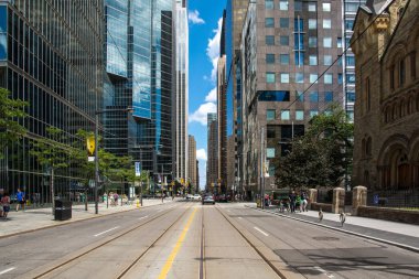 Toronto, Kanada-Ağustos 3, 2015: Toronto kentsel görünümünü güneşli bir gün birinden şehrin merkezi sokak boyunca