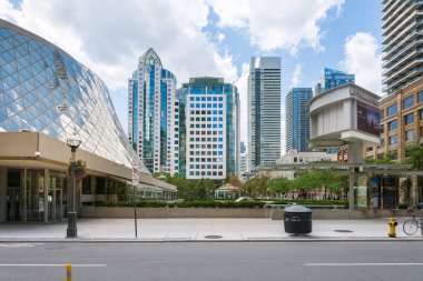 Toronto, Kanada-Ağustos 3, 2015: Toronto kentsel görünümünü güneşli bir gün birinden şehrin merkezi sokak boyunca