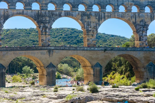 Remoulins France August 2016 People Pont Gard Roman Aqueduct — Stockfoto