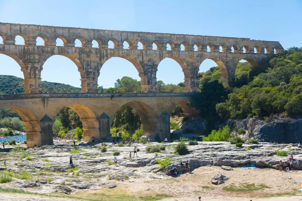 Remoulins France August 2016 People Pont Gard Roman Aqueduct — Stockfoto