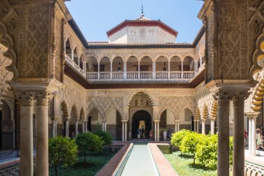 Sevilla, İspanya-Ağustos 8, 2017:People ziyaret Royal Alcazar Seville sırasında güneşli bir gün.