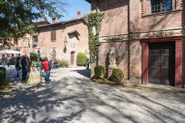 Piacenza Italia Aprile 2018 Gente Visita Storico Borgo Grazzano Visconti — Foto Stock