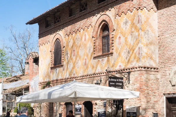 皮亚琴察 意大利 22018 人们参观 Grazzano Visconti 的历史村 新哥特式村附近的皮亚琴察 在一个晴朗的日子里 意大利 — 图库照片