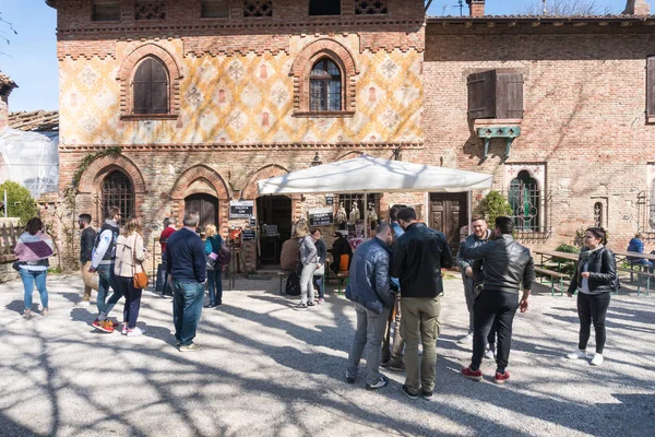 Piacenza Italia Aprile 2018 Gente Visita Storico Borgo Grazzano Visconti — Foto Stock