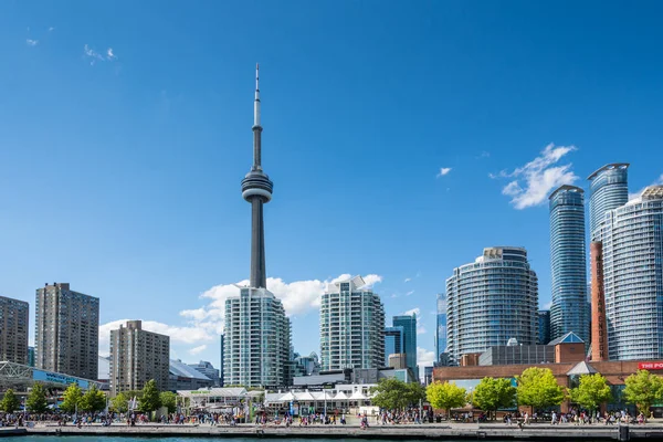 Торонто Канада Серпень 2015 People Прогулятися Lakefront Торонто Skyline Ними — стокове фото