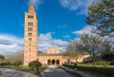 Pomposa, İtalya-Mart 31, 2018:people hayran Pomposa eski İtalyanca abbey sırasında güneşli bir gün