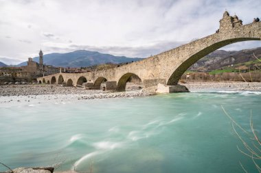 Bobbio, İtalya-Nisan 2, 2018:View eski ortaçağ Köprü Nehri Bobbio küçük kasaba Trebbia 'Ponte Gobbo' denilen.
