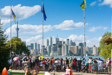 Toronto, Kanada-Ağustos 3, 2015:people feribot yola çıkış Toronto Adaları güneşli bir arka planda Toronto manzarası ile doğrultusunda