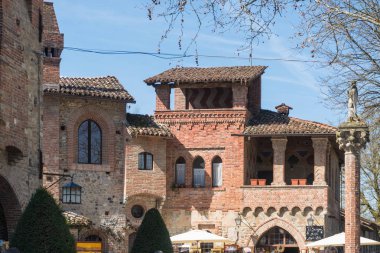 Piacenza, İtalya-Nisan 2, 2018:People ziyaret tarihi köy, Grazzano Visconti, neo-gotik köyü yakınlarında Piacenza, İtalya boyunca güneşli bir gün