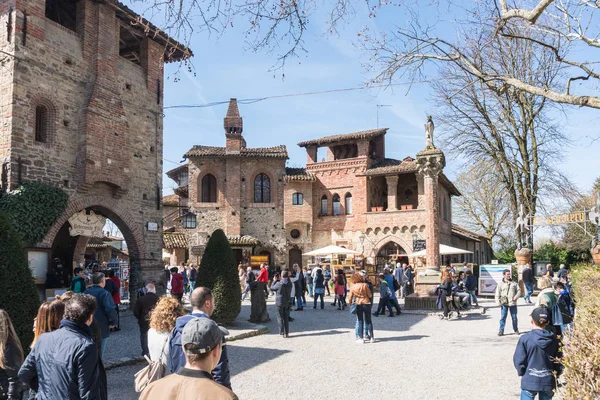 Piacenza Italia Abril 2018 Gente Visita Pueblo Histórico Grazzano Visconti —  Fotos de Stock