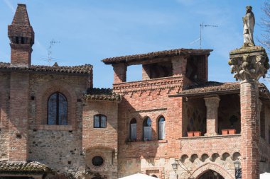 Piacenza, İtalya-Nisan 2, 2018:Particular, tarihsel Köyü, Grazzano Visconti, neo-gotik köyü yakınlarında Piacenza, İtalya boyunca güneşli bir gün