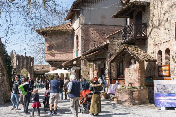 Grazzano Visconti Italia Aprile 2018 Gente Visita Storico Borgo Grazzano — Foto Stock