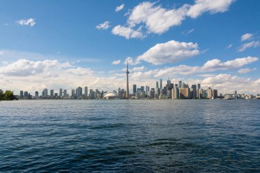 Toronto, Kanada-Ağustos 3, 2015: Toronto Adaları güneşli bir gün boyunca ünlü Toronto manzarası görünümünden.
