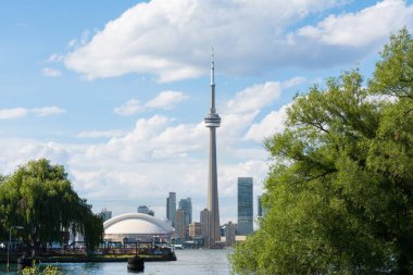 Toronto, Kanada-Ağustos 3, 2015: Toronto Adaları güneşli bir gün boyunca ünlü Toronto manzarası görünümünden.