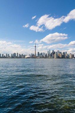 Toronto, Kanada-Ağustos 3, 2015: Toronto Adaları güneşli bir gün boyunca ünlü Toronto manzarası görünümünden.