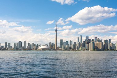 Toronto, Kanada-Ağustos 3, 2015: Toronto Adaları güneşli bir gün boyunca ünlü Toronto manzarası görünümünden.