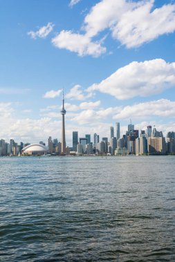 Toronto, Kanada-Ağustos 3, 2015: Toronto Adaları güneşli bir gün boyunca ünlü Toronto manzarası görünümünden.