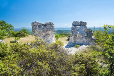 Güneşli bir gün boyunca Fransa Les Mourres doğa parkında Forcalquier mantar şeklindeki kaya oluşumları