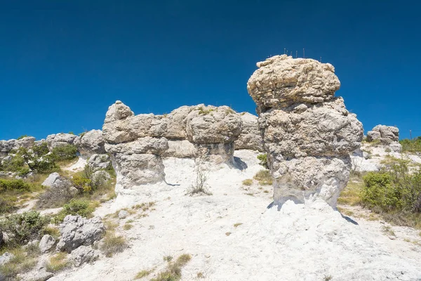 晴れた日の間にフランスの Les Mourres 自然公園フォルカルキエ キノコ状の岩層 — ストック写真