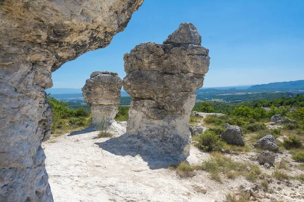 Mourres 自然公园 Forcalquier 蘑菇状岩层在阳光明媚的日子里 — 图库照片