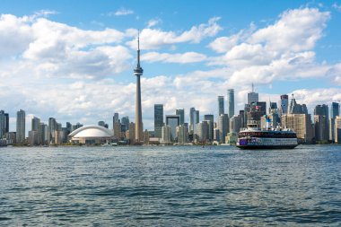 Toronto, Kanada-Ağustos 3, 2015:ferry yelkenlerini önünde Toronto Adaları güneşli bir gün boyunca ünlü Toronto manzarası görünümünden.