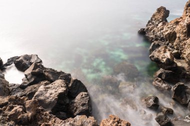 çoğunlukla tarafından kurulan Lanzarote Sahili olmayan klasik görünümünü güneşli bir gün boyunca lav soğutmalı. Sadece Jameos de agua kuzeyinde Punta Escamas işte.