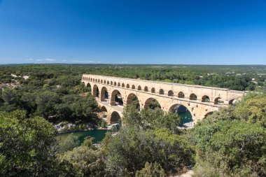 Remoulins, Fransa-Ağustos 12,2016: pont du gard tepesinden bir güneşli gün boyunca görüntülemek