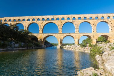 Remoulins, Fransa - Ağustos 12, 2016: ünlü Pont du Gard Roma su kemeri güneşli bir gün boyunca