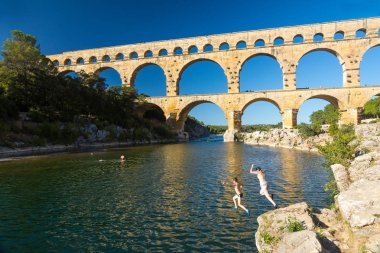 Remoulins, Fransa - Ağustos 12, 2016: ünlü Pont du Gard Roma su kemeri güneşli bir gün boyunca