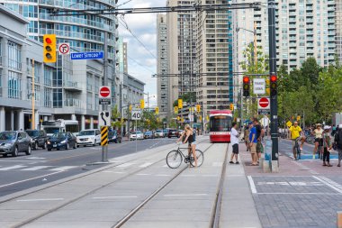 Toronto, Kanada-Ağustos 3, 2015:People gezinti ve downtown Toronto merkezi sokakta güneşli bir günde sakin ol.