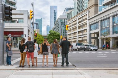 Toronto, Kanada-Ağustos 3, 2015:People yürüyüş downtown Toronto merkezi sokakta güneşli bir günde