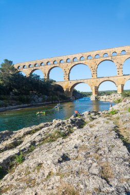 Remoulins, Fransa - Ağustos 12, 2016:people yüzmek ve güneşli bir gün boyunca Pont du Gard Roma su kemeri Kano