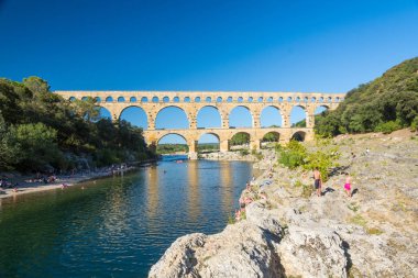 Remoulins, Fransa - Ağustos 12, 2016:people yüzmek ve güneşli bir gün boyunca Pont du Gard Roma su kemeri Kano