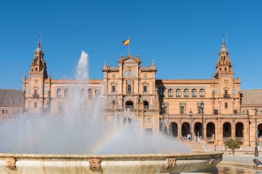 Sevilla, İspanya-Ağustos 8, 2017:fountain ünlü Plaza de Espana Seville güneşli bir gün boyunca