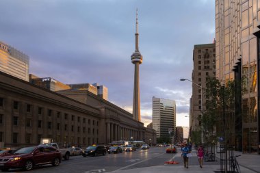 Toronto, Kanada-Ağustos 4, 2015: Toronto kentsel görünümünü şehrin merkezi sokak birinden bir gün batımı sırasında