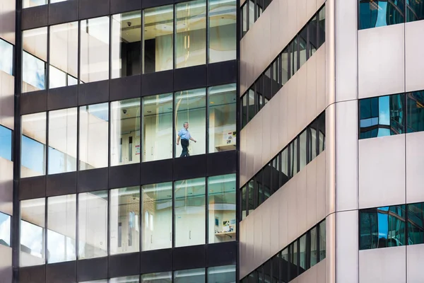 Toronto Canada August 2015 Employee Walks Offices Skyscraper Toronto Sunny — Stock Photo, Image