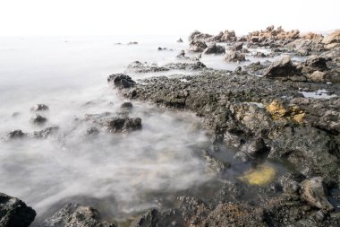 çoğunlukla tarafından kurulan Lanzarote Sahili olmayan klasik görünümünü güneşli bir gün boyunca lav soğutmalı. Sadece Jameos de agua kuzeyinde Punta Escamas işte.
