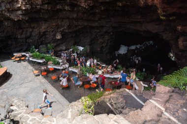Lanzarote, İspanya-Ağustos 6, volkanik mağara içindeki restoranda 2018:People Jameos de Agua Cesar Manrique sanatçı tarafından oluşturulan denilen.