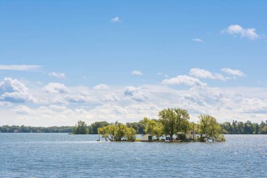 Thousan Adaları, Kanada-Ağustos 4, Thousen Adaları Tabiat Parkı Ontario, Kanada St. Lawrence Nehri üzerinde klasik evde güneşli bir gün boyunca 2015:View