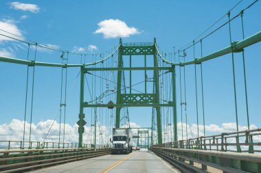 Thousan Adaları, Kanada-Ağustos 4, Thousen Adaları Tabiat Parkı Ontario, Kanada St. Lawrence Nehri üzerinde thousen Adaları Bridge'de bir güneşli gün boyunca üzerinde 2015:Pass