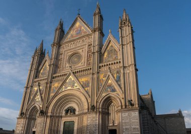 Orvieto, İtalya-Nisan 28, 2018:Tourists ziyaret Orvieto şehir ve onun Katedrali sırasında güneşli bir gün