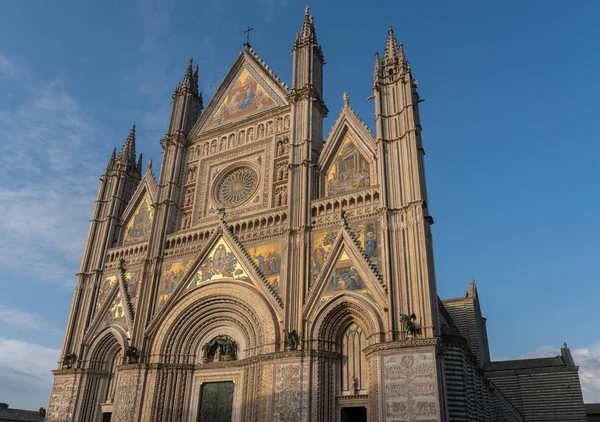 奥维多 意大利 282018 游客参观奥维多和它的大教堂在一个晴朗的日子 — 图库照片