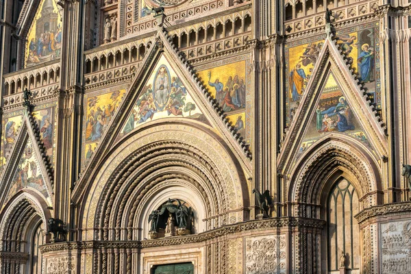 オルヴィエート イタリア 2018 Tourists 晴れた日にオルヴィエートの街とその大聖堂を訪問します — ストック写真