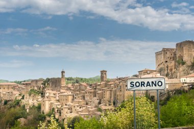 Sorano, İtalya-Nisan 29, 2018:view Sorano, Toskana bölgesindeki ortaçağ kenti güneşli bir gün boyunca.