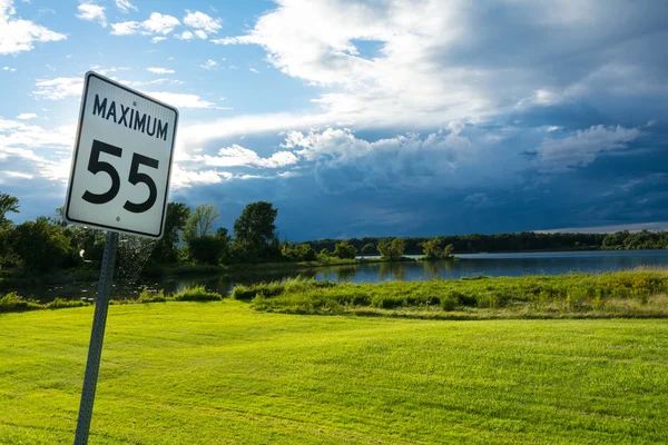 Señal Límite Velocidad Verde Campiña Canadiense Con Una Tormenta Horizonte —  Fotos de Stock