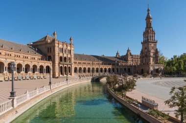 Sevilla, İspanya-Ağustos 8, 2017:particular ünlü Plaza de Espana Seville güneşli bir gün boyunca