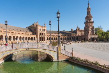 Sevilla, İspanya-Ağustos 8, 2017:particular ünlü Plaza de Espana Seville güneşli bir gün boyunca